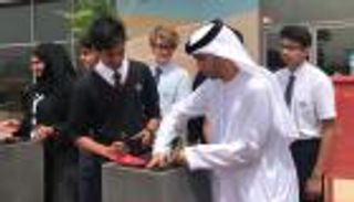 بالصور.. وزير البيئة الإماراتي يشارك الطلاب زراعة شجر "الغاف"