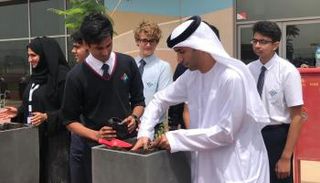 ثاني الزيودي يشارك الطلاب زراعة "الغاف" 