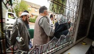 أحد المساجد المتضررة في بريطانيا