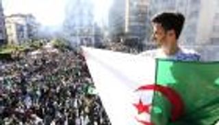 أسبوع الجزائر.. استمرار رفض التمديد لبوتفليقة وضربات شعبية موجعة للإخوان