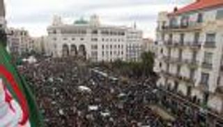 مظاهرات حاشدة بالجزائر تطالب بالتغيير السياسي وسط تشديد أمني