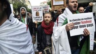 الرسام والمصمم زيري أولمان في إحدى المسيرات