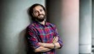 بالصور.. سوري يحول صدمات الحرب إلى رقصات معبرة