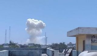 تصاعد الأدخنة جراء الانفجار في وسط مقديشو