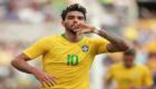 باكيتا يزامل عظماء البرازيل