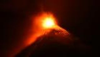 جواتيمالا تراقب نشاط بركان فويجو.. انفجارات قوية وأعمدة رماد وغاز 