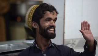 النادل الباكستاني روزي خان