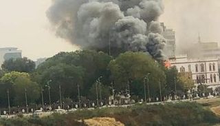 الدخان وألسنة اللهب تتصاعد من القصر الرئاسي القديم بالسودان