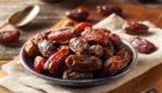فوائد التمر واللبن على الإفطار في رمضان.. وطرق تحضير المشروب