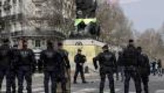 بالصور.. الجيش الفرنسي في مواجهة "السترات الصفراء" للمرة الأولى