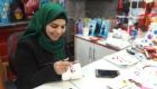 بالصور.. شابة فلسطينية تتحدى صعوبات العيش بالرسم على الزجاج