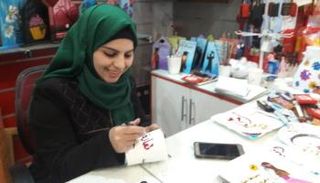 الشابة أماني أبو نعمة داخل ركنها المخصص