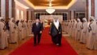 منصور بن زايد يستقبل رئيس أوزبكستان لدى وصوله أبوظبي