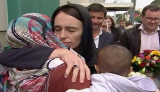 رئيسة الوزراء النيوزيلندية تعزي في شهداء مجزرة المسجدين