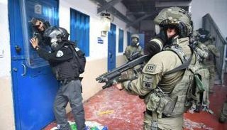 مواجهات بين الأسرى الفلسطينيين وقوات الاحتلال في سجن النقب