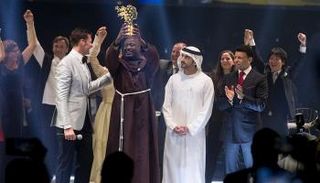 الشيخ حمدان بن محمد بن راشد آل مكتوم برفقة المعلم الفائز بيتر تابيشي