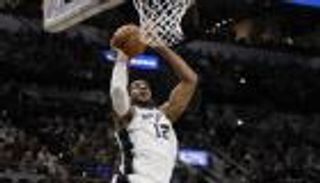 أولدريدج يقود سان أنطونيو سبيرز للفوز على سيلتيكس