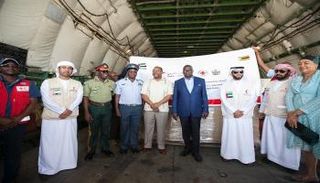 وفد الهلال الأحمر إبّان وصول الطائرة الإماراتية إلى زيمبابوي