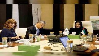 شيخة سالم الظاهري ورين وانج أثناء الاجتماع