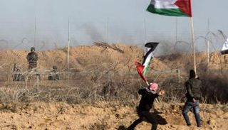 محتجون فلسطينيون على الحدود بين قطاع غزة وإسرائيل 