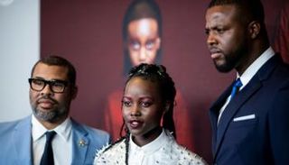 المخرج جوردان بيل (يسار) مع الممثلين لوبيتا نيونجو ووينستون ديوك