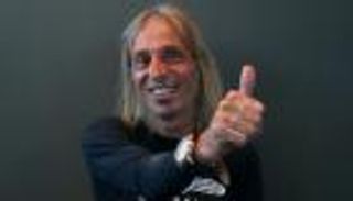 سبايدرمان الفرنسي يتسلق ناطحة سحاب في باريس دون حبال