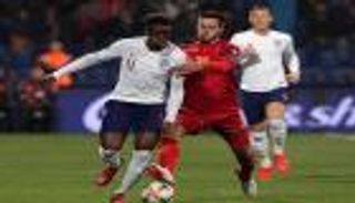 مهاجم إنجلترا يطالب اليويفا بتحرك حاسم للحد من العنصرية