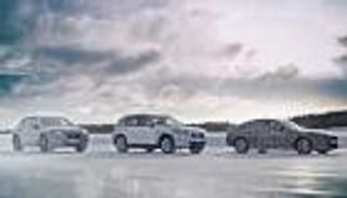 بالصور ..بي إم دبليو تكشف عن سياراتها الكهربائية الجديدة بلقطات على الجليد