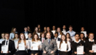 جوائز الإمارات الذهبية تحتفي بإنجازات الشباب في حضور الأمير إدوارد