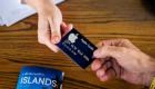 أبل تصدر بطاقة دفع إلكتروني من التيتانيوم الأبيض للتسهيل على عملائها 