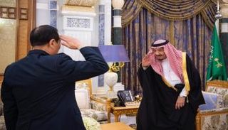وزير الدفاع الصيني يؤدي التحية العسكرية لخادم الحرمين الشريفين