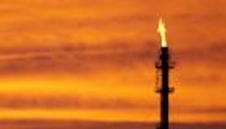 تخفيضات المعروض تصعد بالنفط لكن مخاوف الركود تكبحه