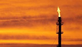 النفط يصعد وسط استمرار تخفيضات المعروض