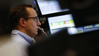 الأسهم الأوروبية تكافح لتزيح التشاؤم حيال النمو عن كاهلها