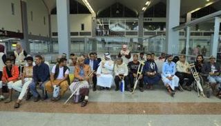 جرحى الحرب اليمنيون أثناء مغادرة مطار عدن