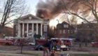 بالصور.. حريق كبير في متحف للوثائق النادرة في أمريكا