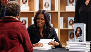 مبيعات مذكرات ميشيل أوباما سجلت أكثر من 10 ملايين نسخة