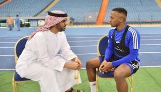 الغفلي في حوار مع أحد اللاعبين