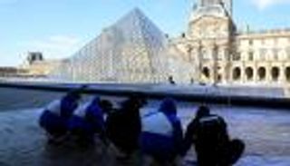 بالصور.. الهرم الزجاجي بمتحف اللوفر يستعد للاحتفال بـ30 عاما على إنشائه