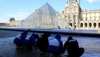 الهرم الزجاجي بمتحف اللوفر يستعد للاحتفال بمرور 30 عاما على إنشائه