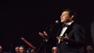 بالصور.. هاني شاكر يغني أشهر روائع العندليب بأولى حفلاته في السعودية