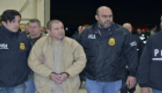 محامو "إل تشابو" يطالبون بمحاكمة جديدة لموكّلهم