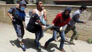 نقل أحد المصابين الفلسطينيين - أرشيفية