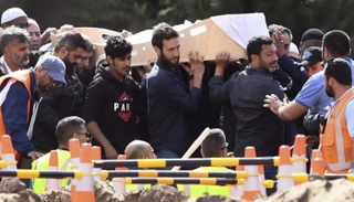 صورة لتشييع جثمان أحد ضحايا مجزرة المسجدين