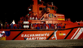 مهاجرون على متن إحدى السفن التابعة للاتحاد الأوروبي