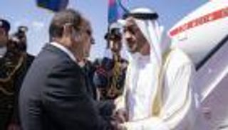 محمد بن زايد يبدأ زيارة إلى مصر والسيسي في مقدمة مستقبليه