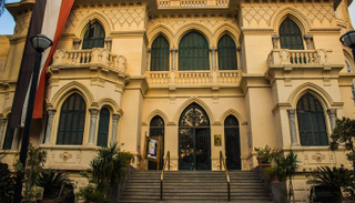 تضم المكتبة 120.000 كتاب ومجلد تراثي متنوع ومعاجم شهيرة 