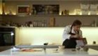 بالصور.. طاهٍ يبتكر نكهة كاكاو جديدة لمرضى السرطان.. حلوى تنبض بالحياة