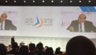 خبراء يناقشون في دبي العلاقة بين السياسة والإعلام ومواقع التواصل