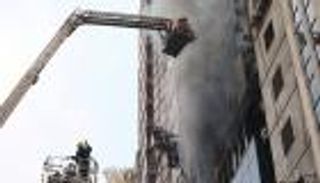 بالصور.. مقتل 5 وإصابة 60 بحريق مبنى في بنجلاديش